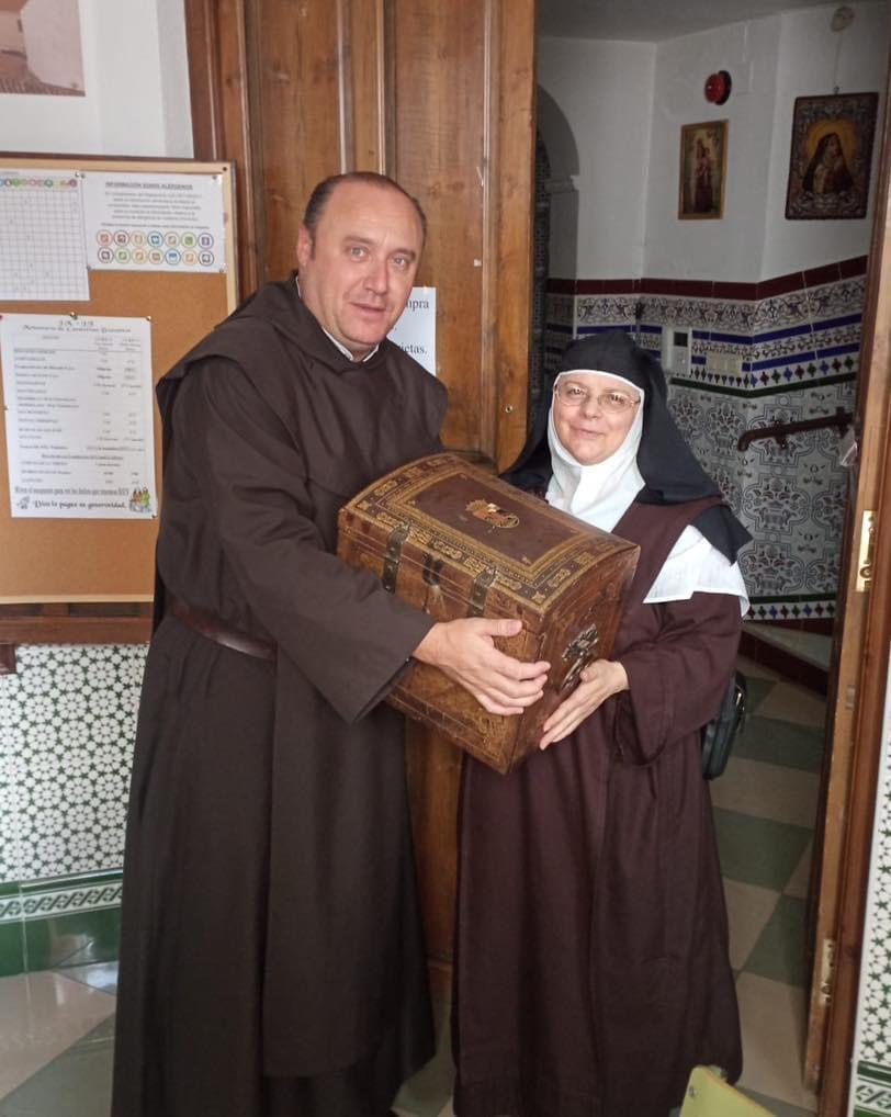 Entrega de la reliquia de la mano de Santa Teresa a la comunidad de carmelitas descalzas de Ronda