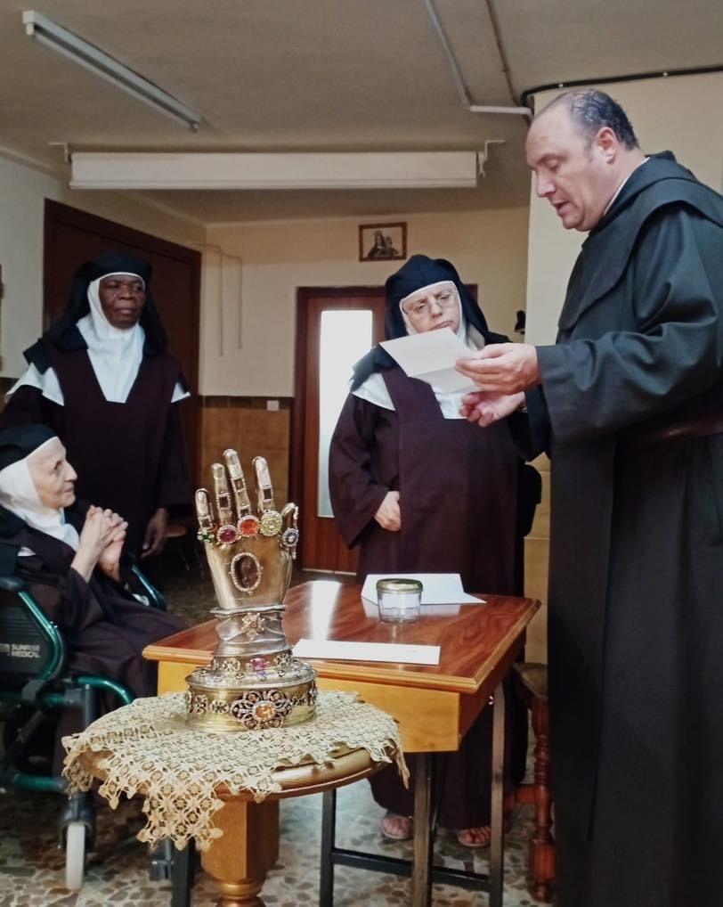 Entrega de la reliquia de la mano de Santa Teresa a la comunidad de carmelitas descalzas de Ronda