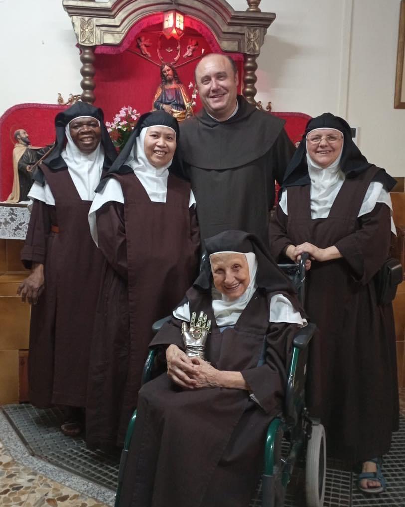 Entrega de la reliquia de la mano de Santa Teresa a la comunidad de carmelitas descalzas de Ronda