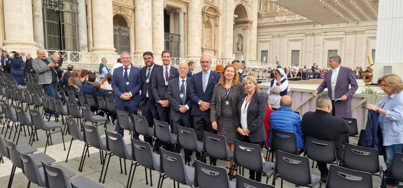 Miembros de la Hermandad de las Penas, antes de la Audiencia en la Plaza de San Pedro