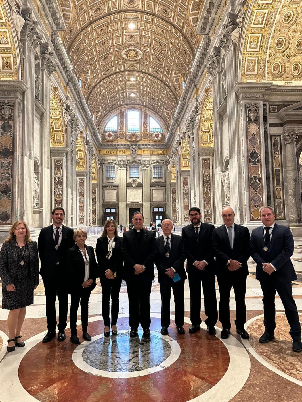 Miembros de la Hermandad de las Penas en la Basílica de San Pedro