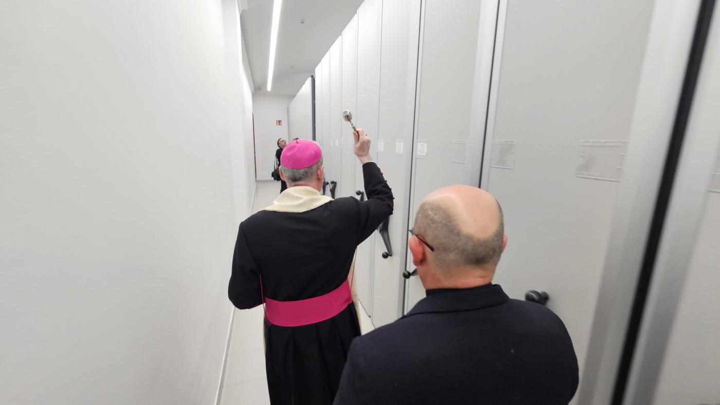 Momento de la bendición de las instalaciones del Archivo Histórico Diocesano por parte del obispo de Málaga, Mons. Catalá