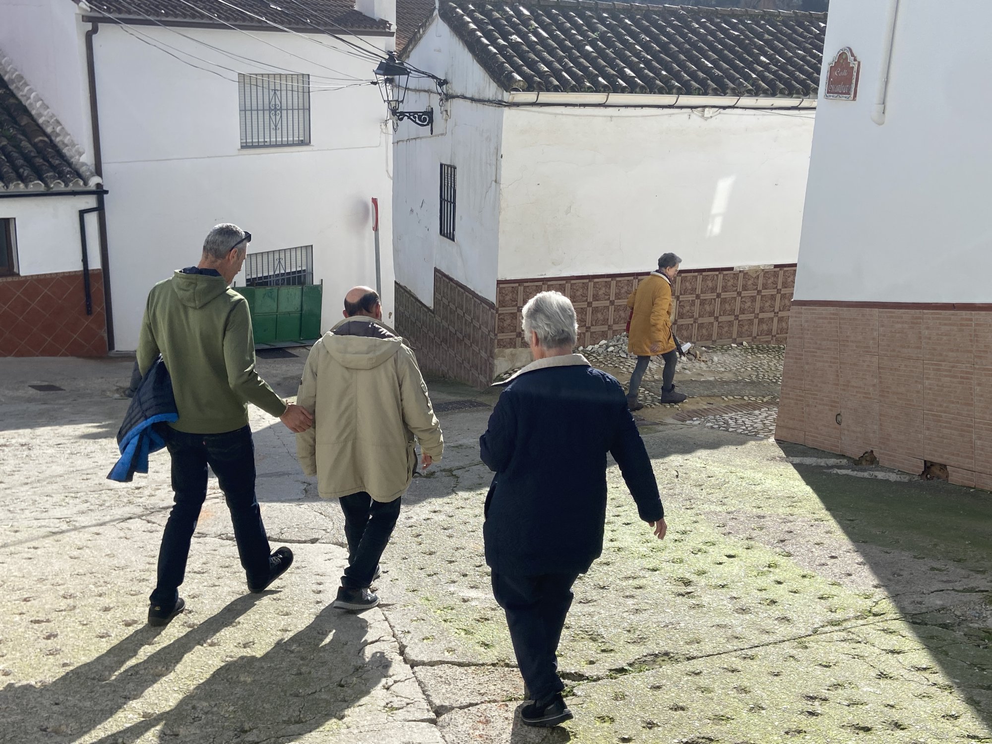 Visita de los párrocos de la Serranía a las localidades afectadas por las inundaciones