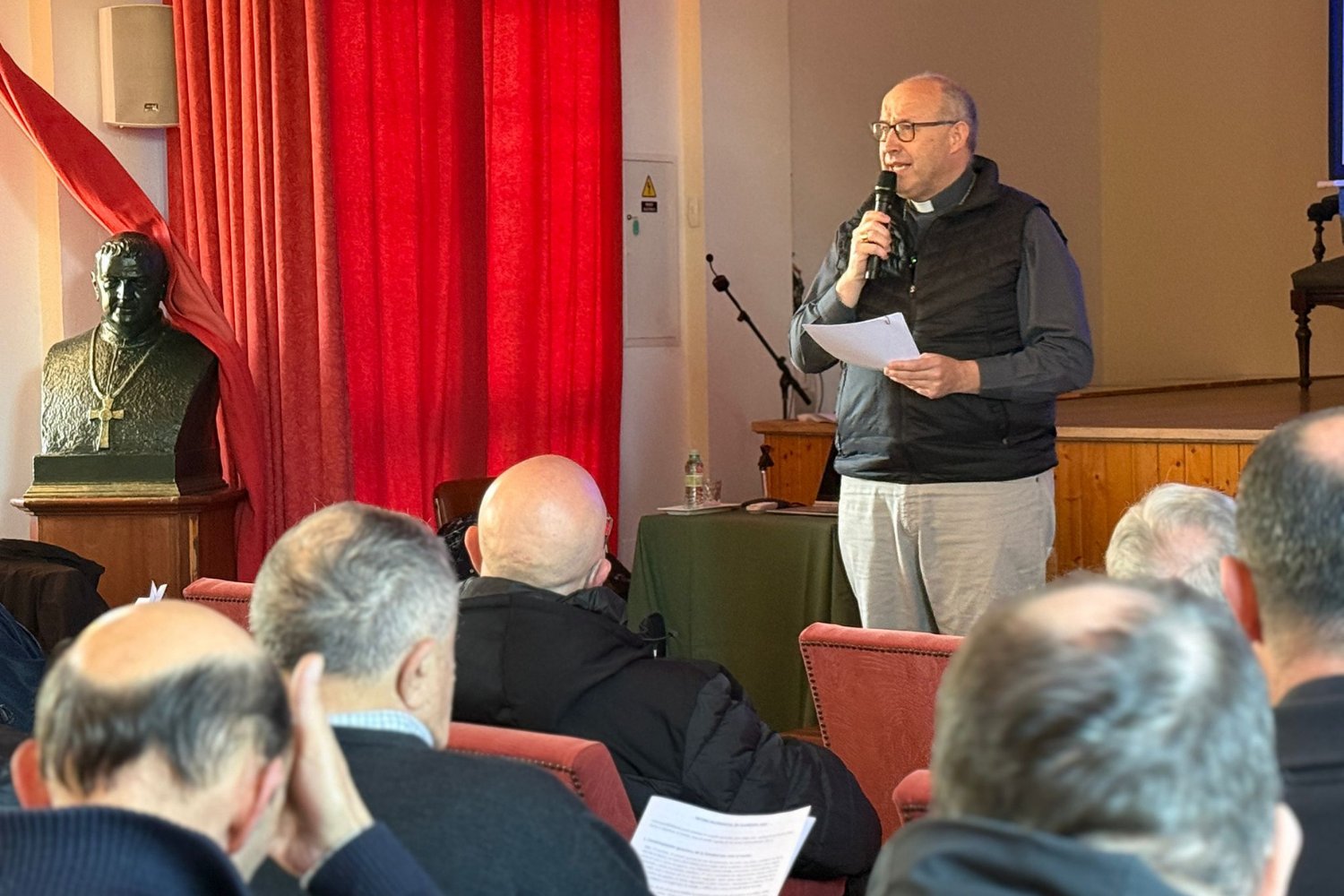 ¿Cómo ha invitado el obispo a rezar al clero diocesano?