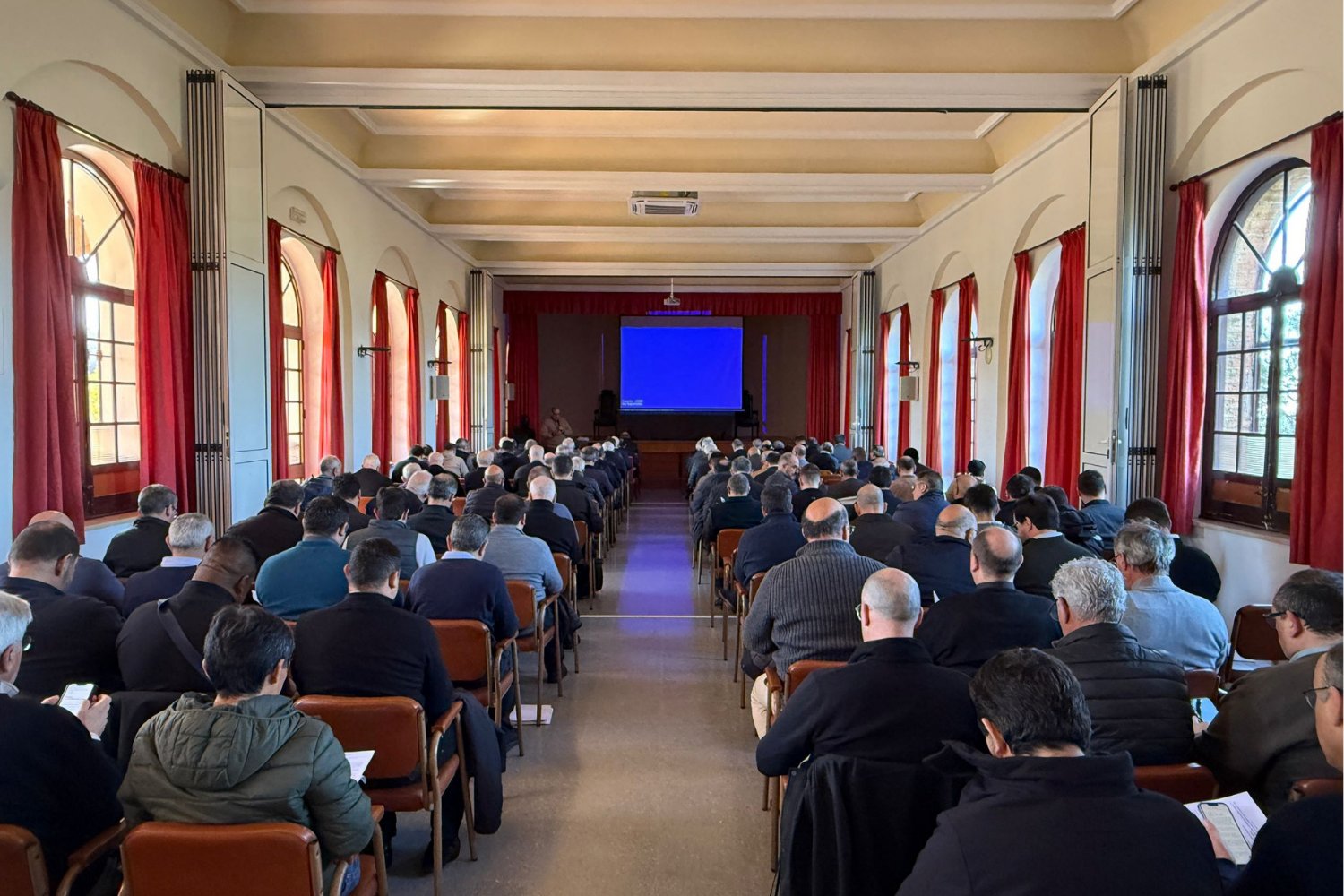 ¿Cómo ha invitado el obispo a rezar al clero diocesano?