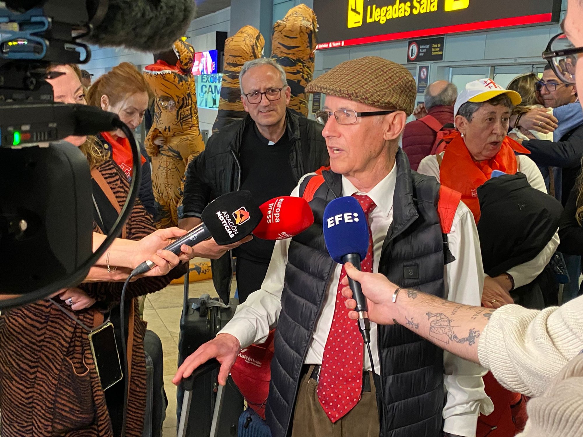 José Belinchón, atendiendo a la prensa a su regreso a España tras la peregrinación a Tierra Santa