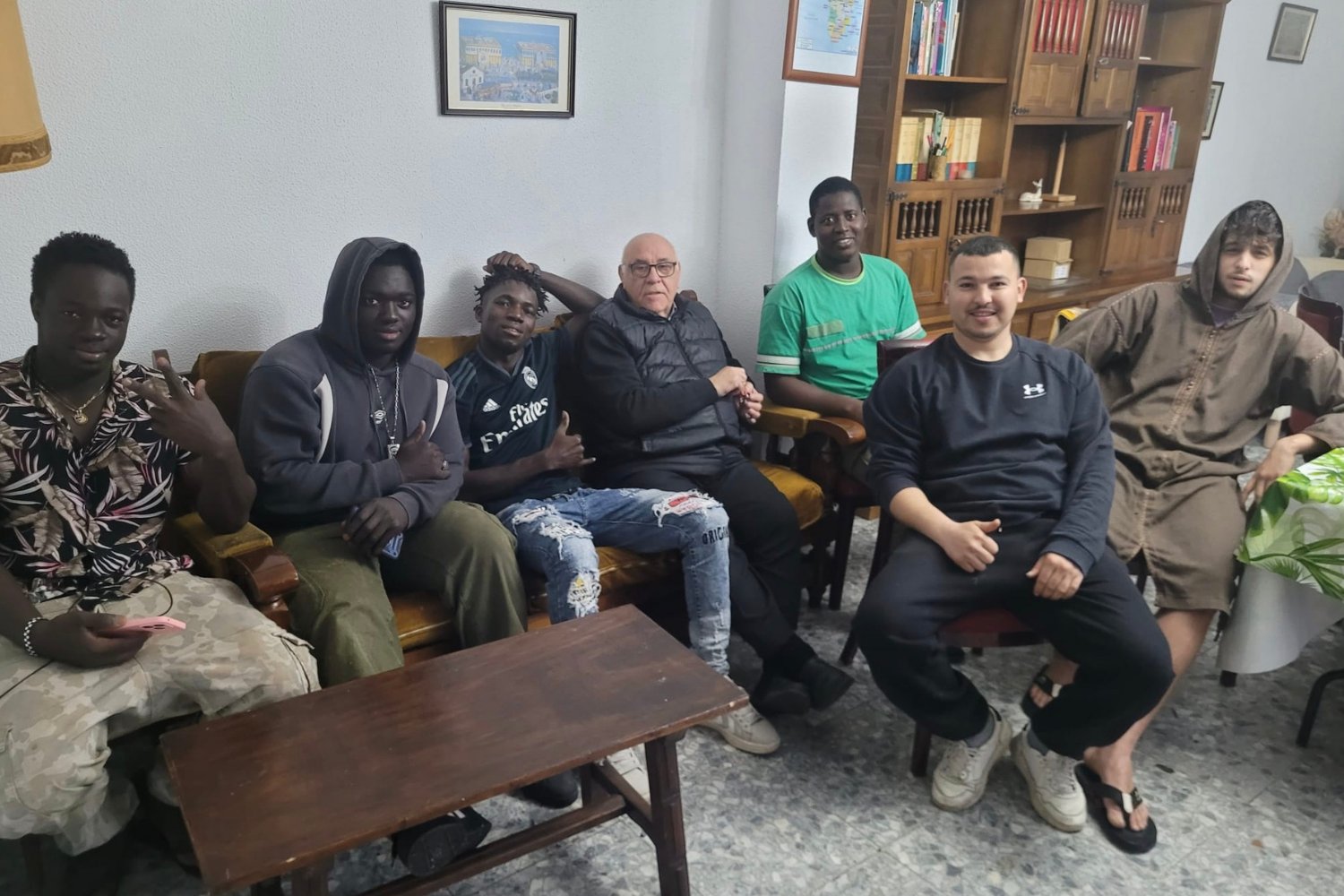 El P. Carmelo de las Heras, SCJ, con jóvenes migrantes acogidos en Casa San Juan