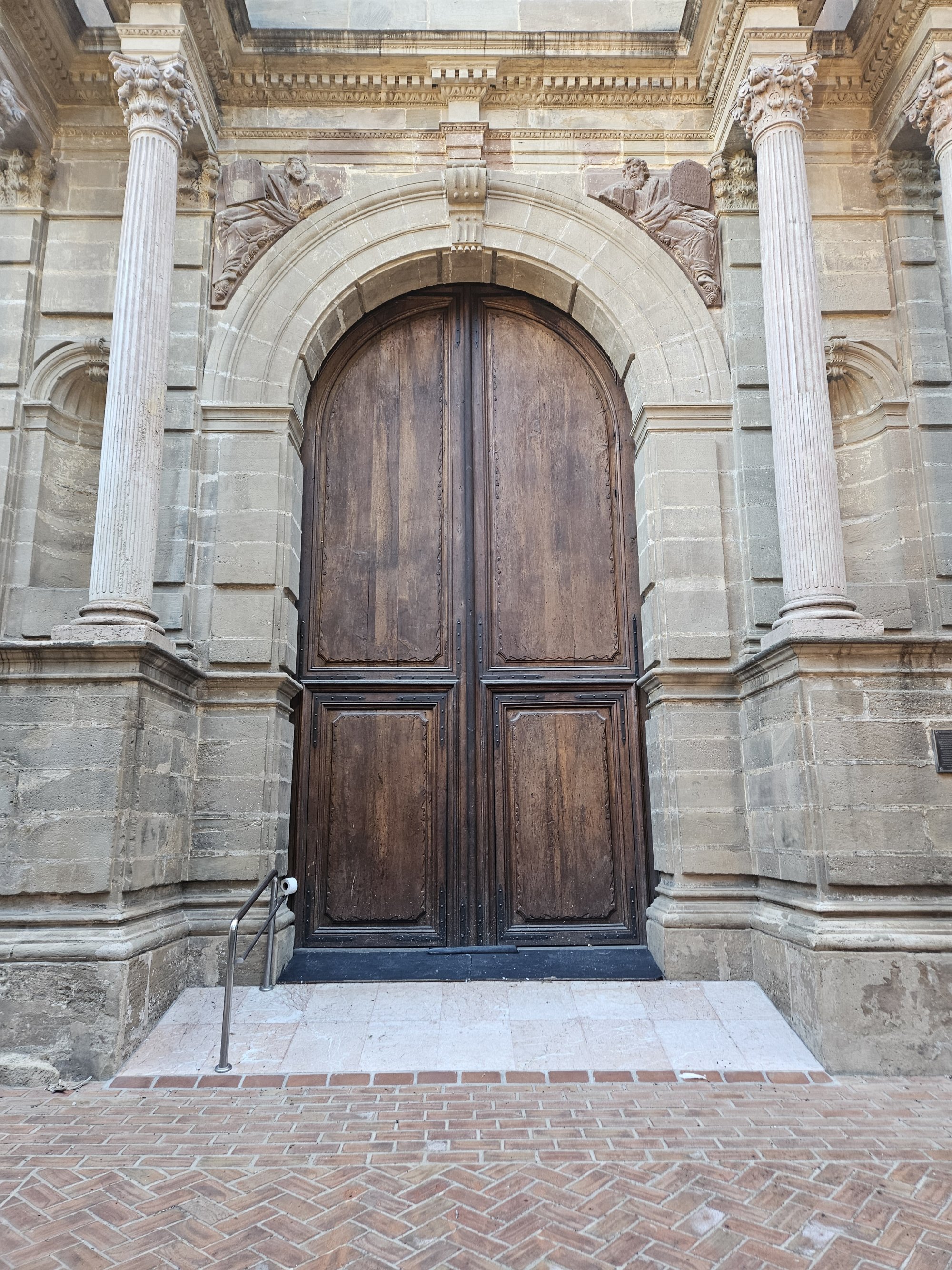 Puerta de la Catedral desde el jardín del Sagrario