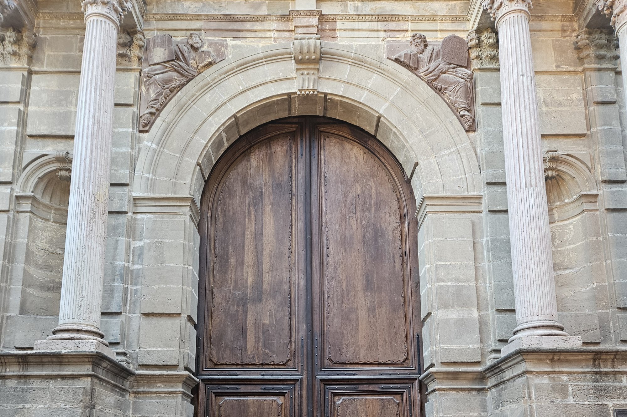 Una puerta menor y dos profetas mayores