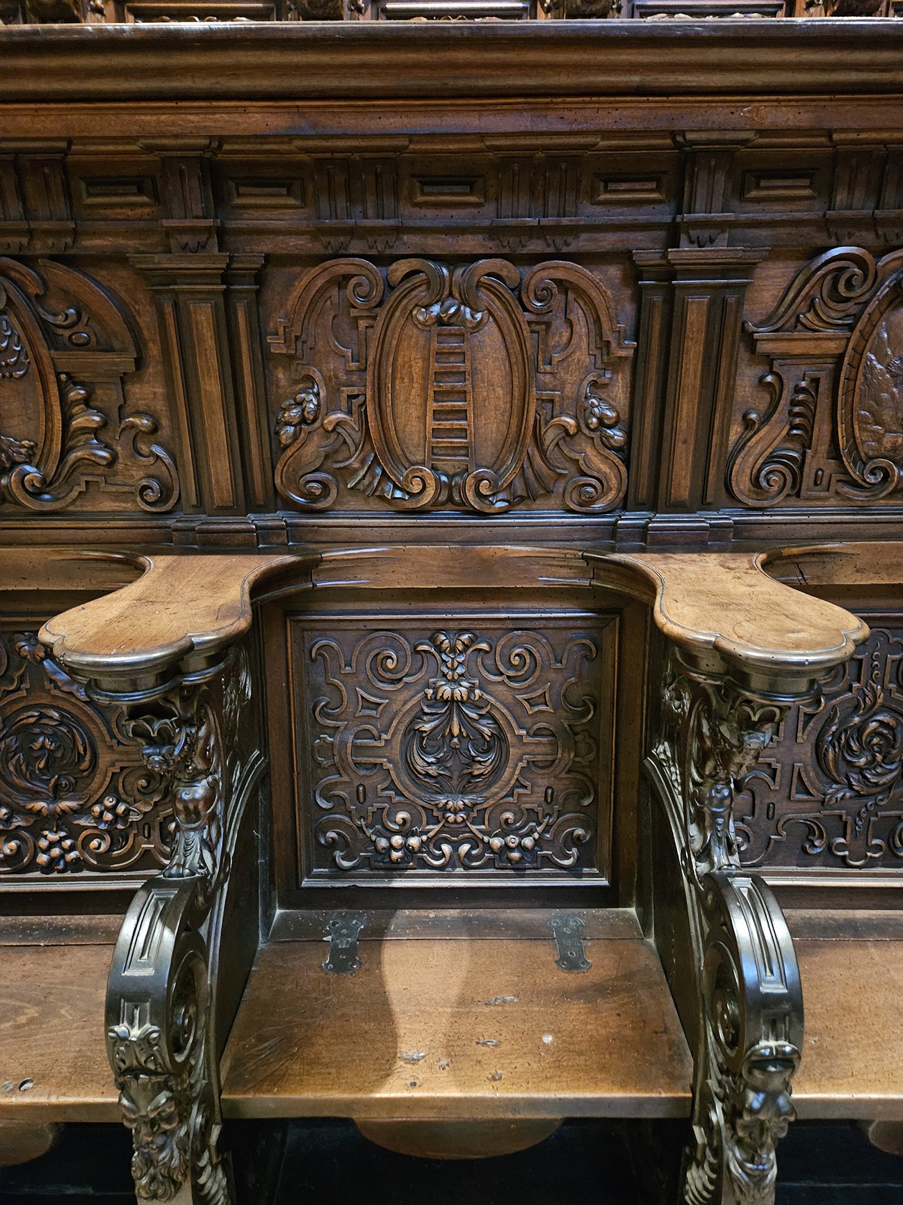 Escalera labrada en la sillería del coro de la Catedral de Málaga