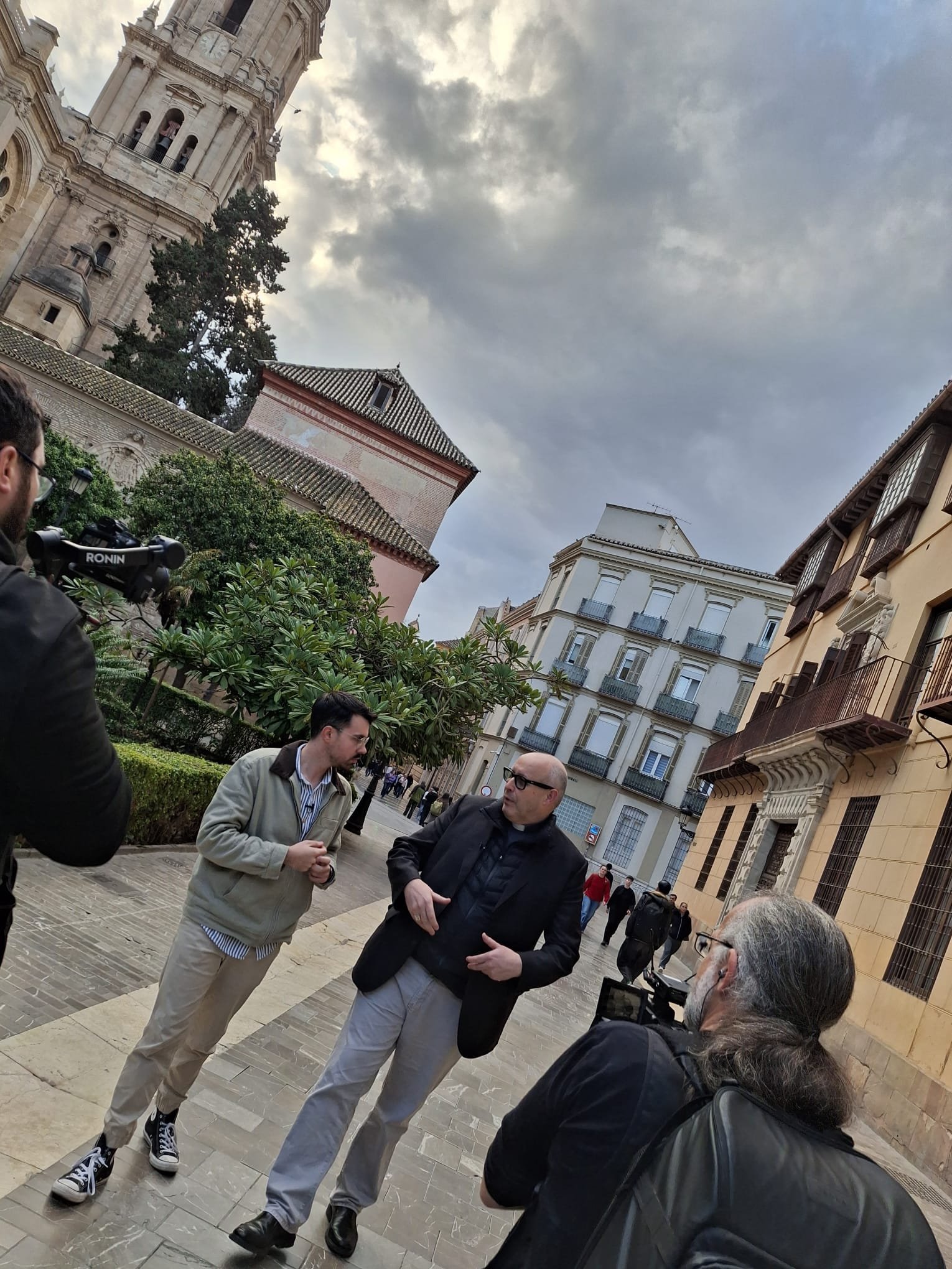 Grabación del programa "Un día con el obispo de Málaga" de 101TV por las calles de Málaga