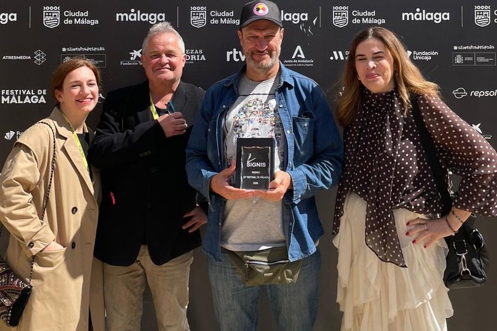 La mujer de la fila, Signis