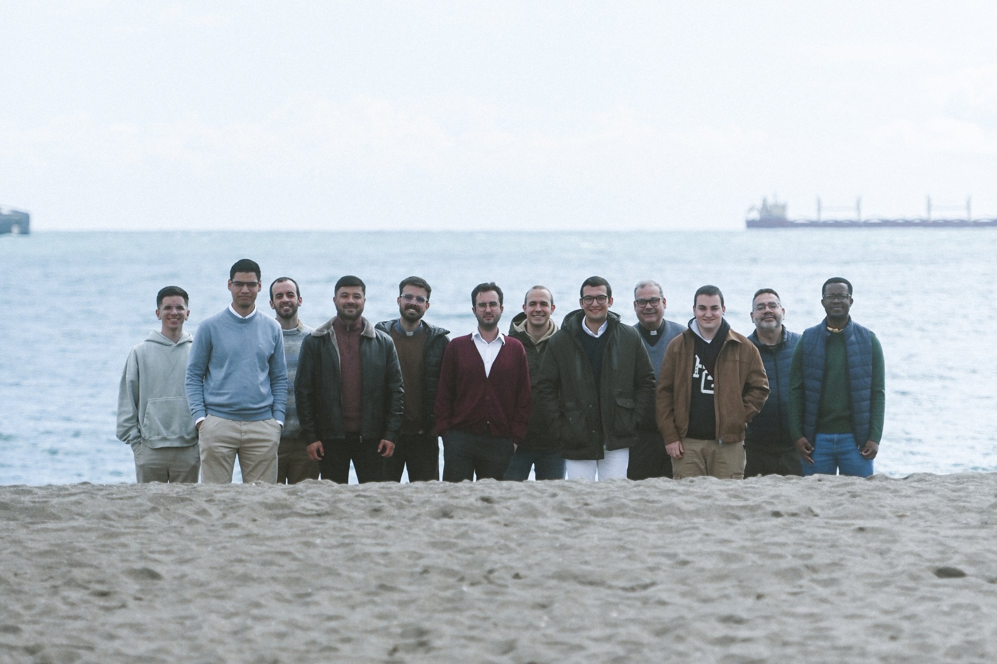 Y dejando sus redes, lo siguieron