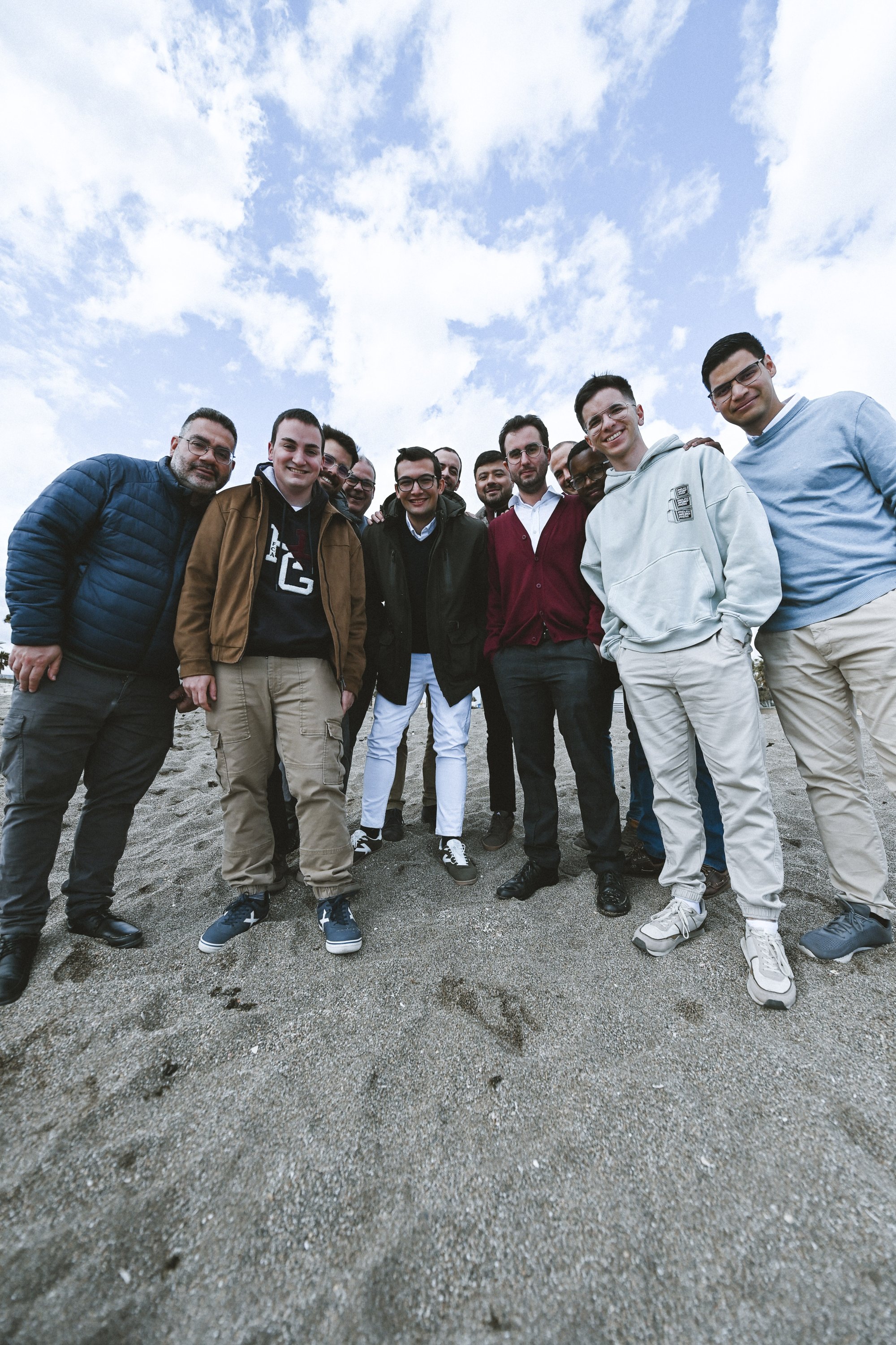 Y dejando sus redes, lo siguieron