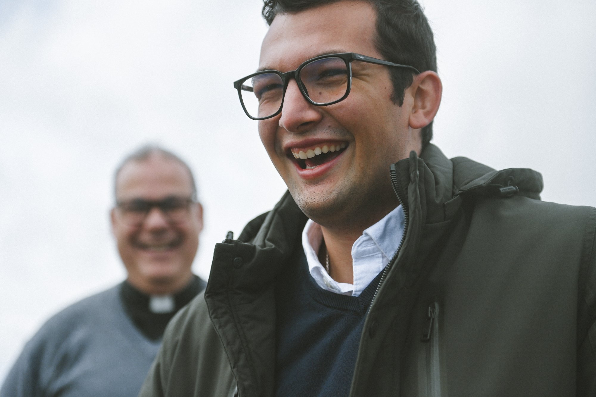 Y dejando sus redes, lo siguieron