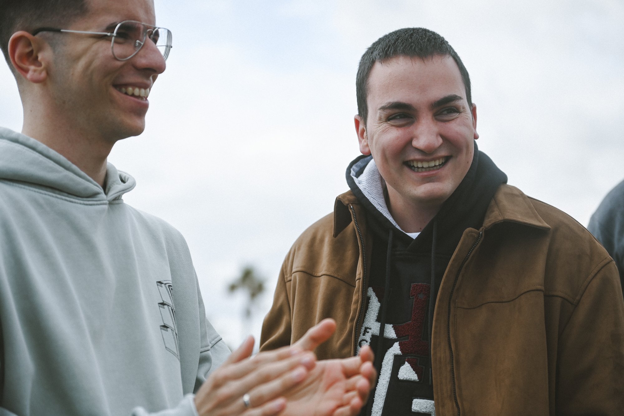 Y dejando sus redes, lo siguieron