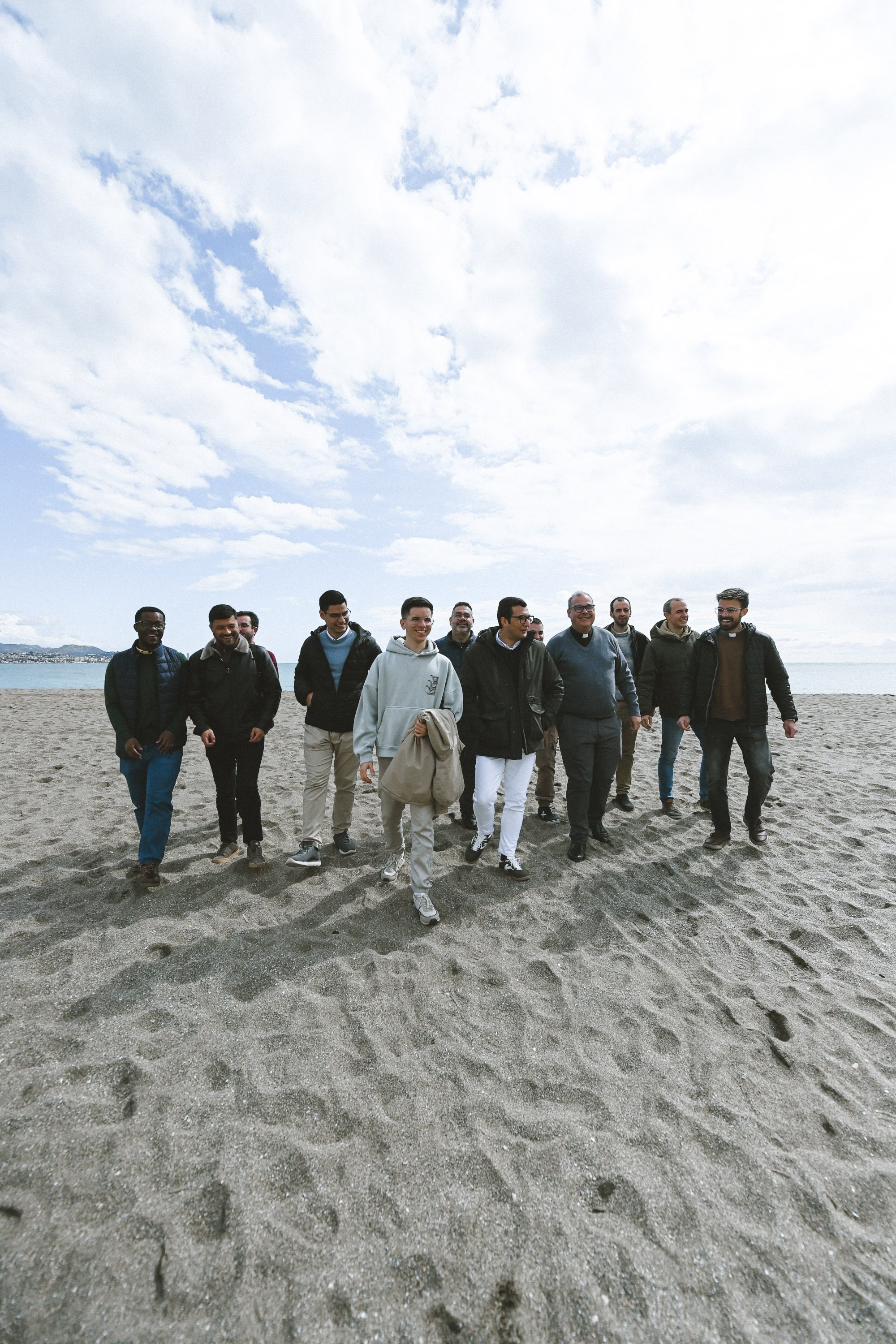 Y dejando sus redes, lo siguieron