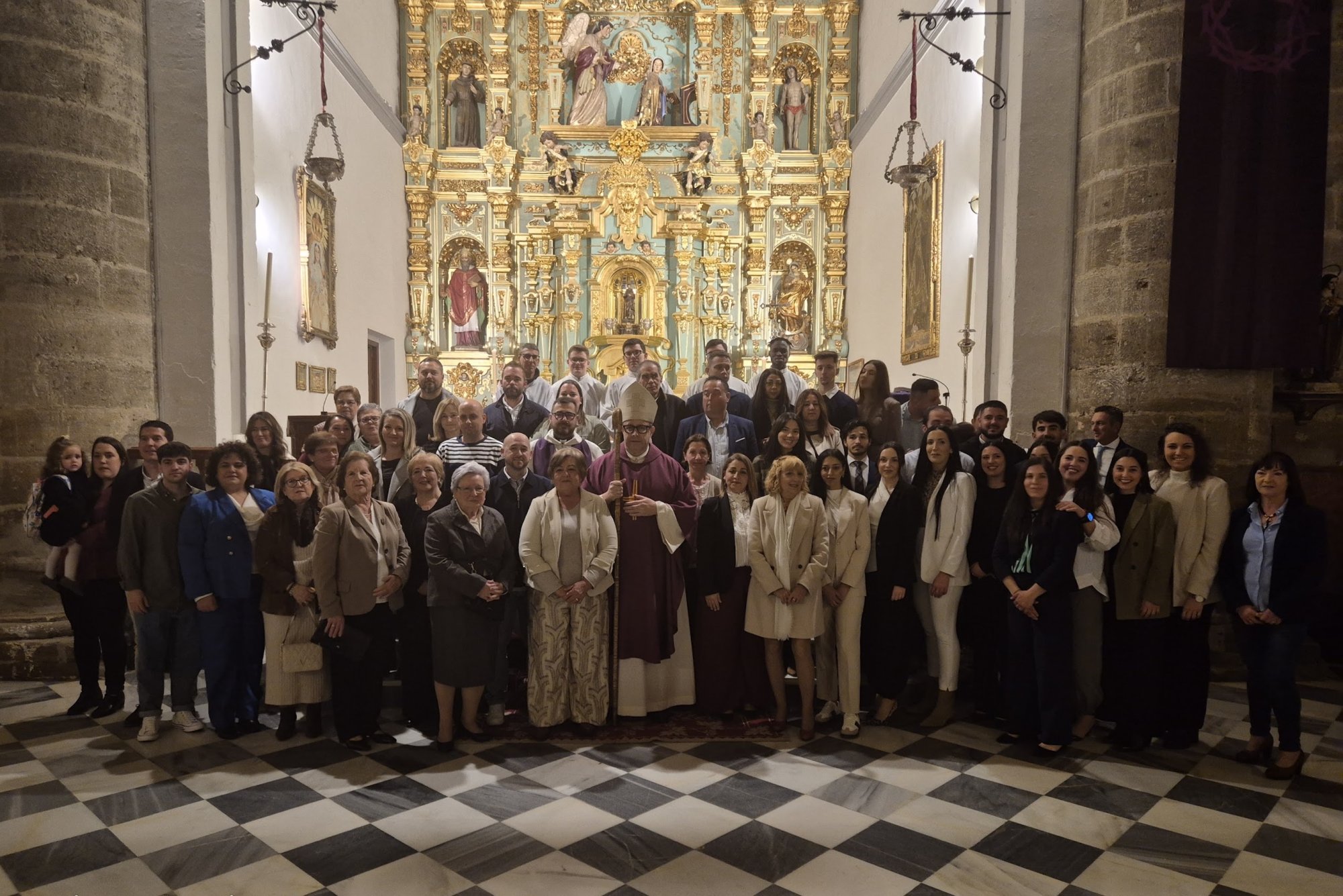 ÁLORA. Mons. Satué confirma a 55 fieles en su primera visita a la localidad