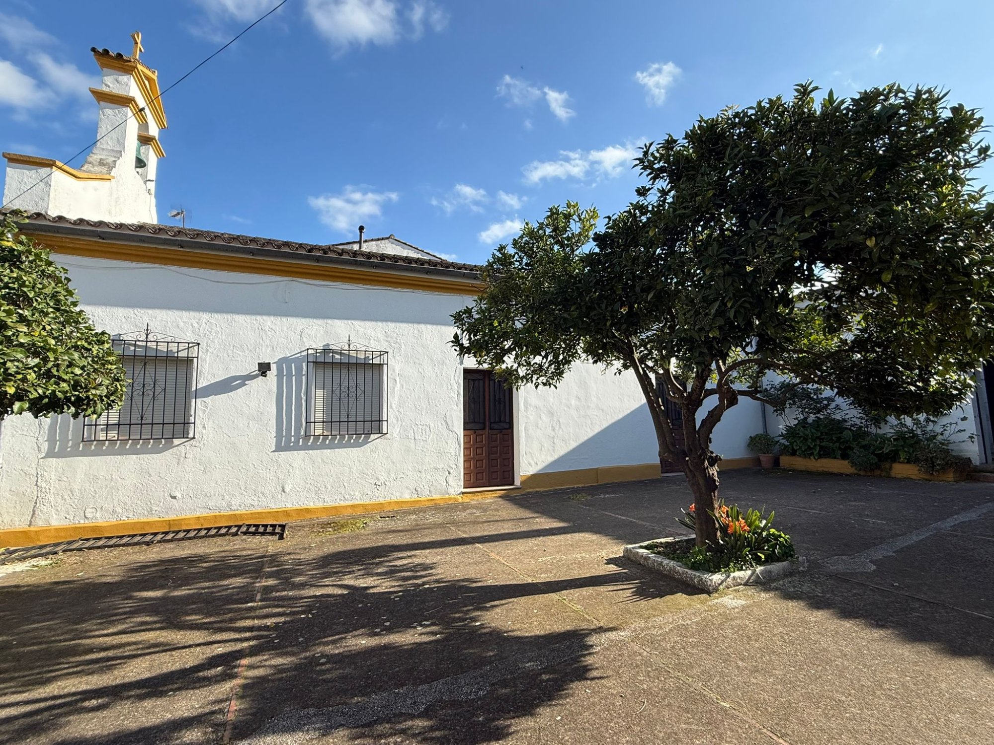 Patio lateral de la parroquia de Cortes Estación
