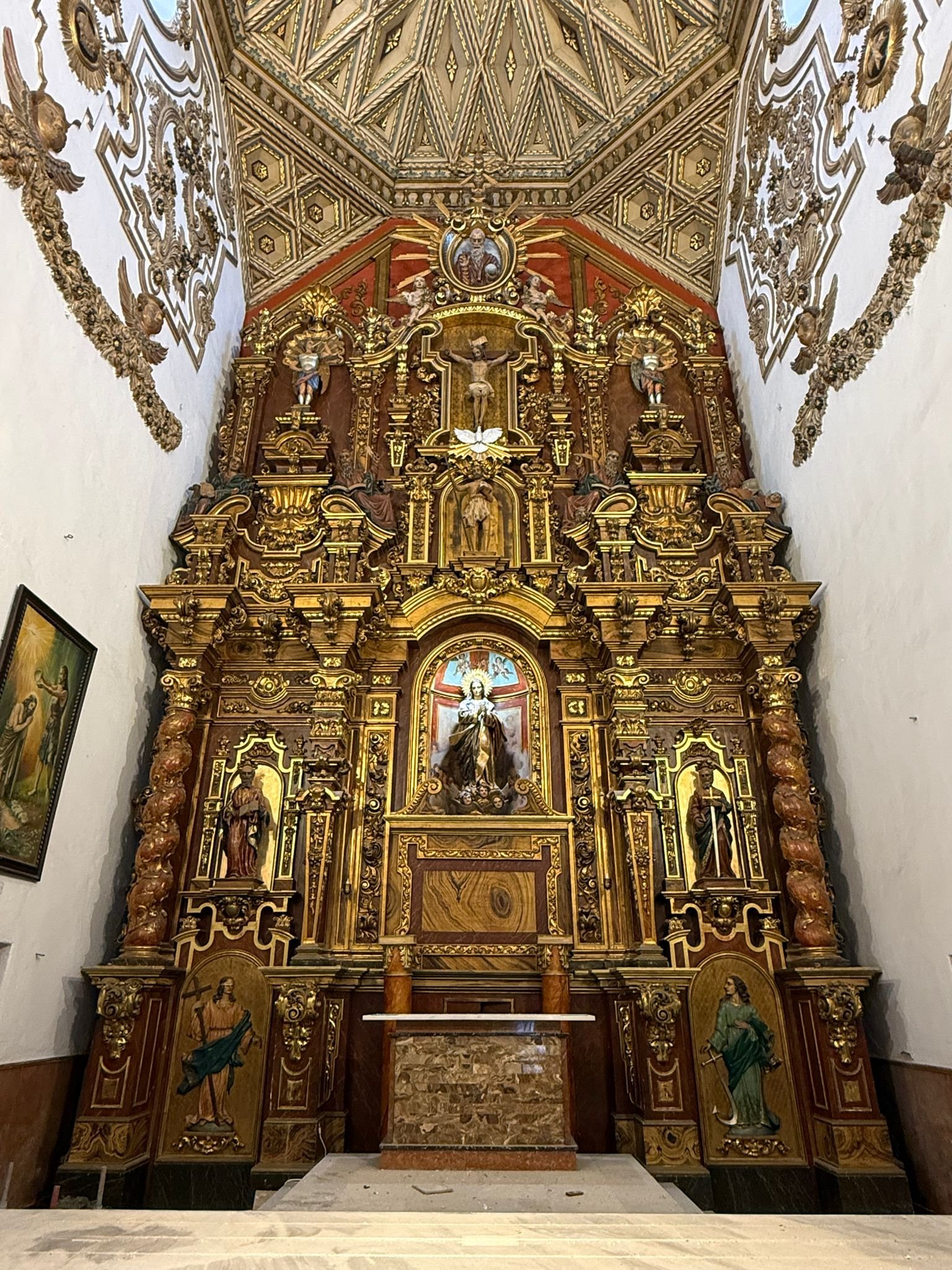 Retablo y alfarje de la iglesia de San Juan Bautista de Coín tras su restauración