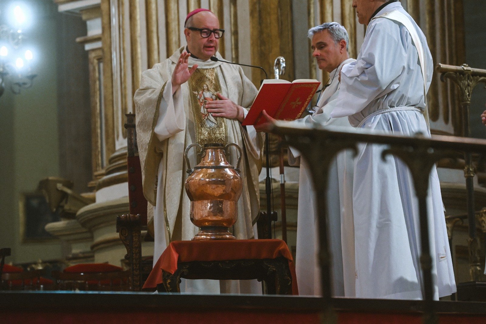 «Me gusta preparar la Misa Crismal con la lista de sacerdotes y diáconos delante, rezando por cada uno»