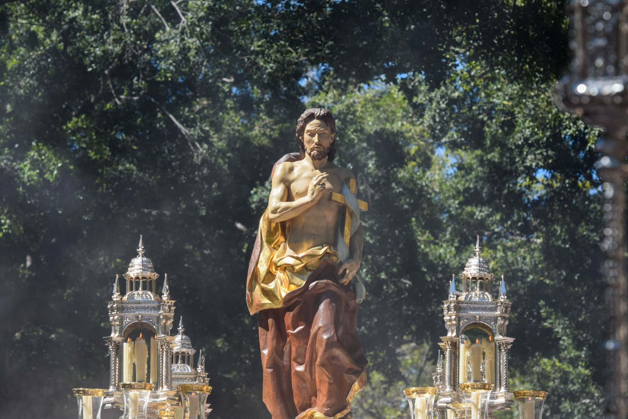 Mensaje de Pascua de Mons. Satué ante la imagen del Resucitado en la plaza del Obispo