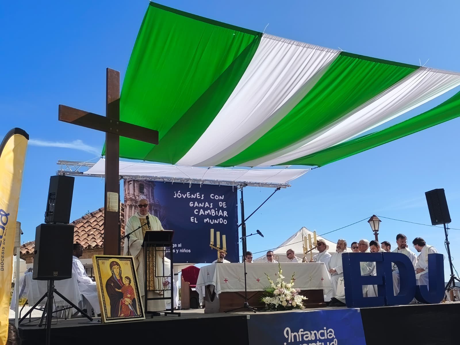 Cerca de 500 jóvenes toman las calles de Frigiliana para celebrar la Pascua