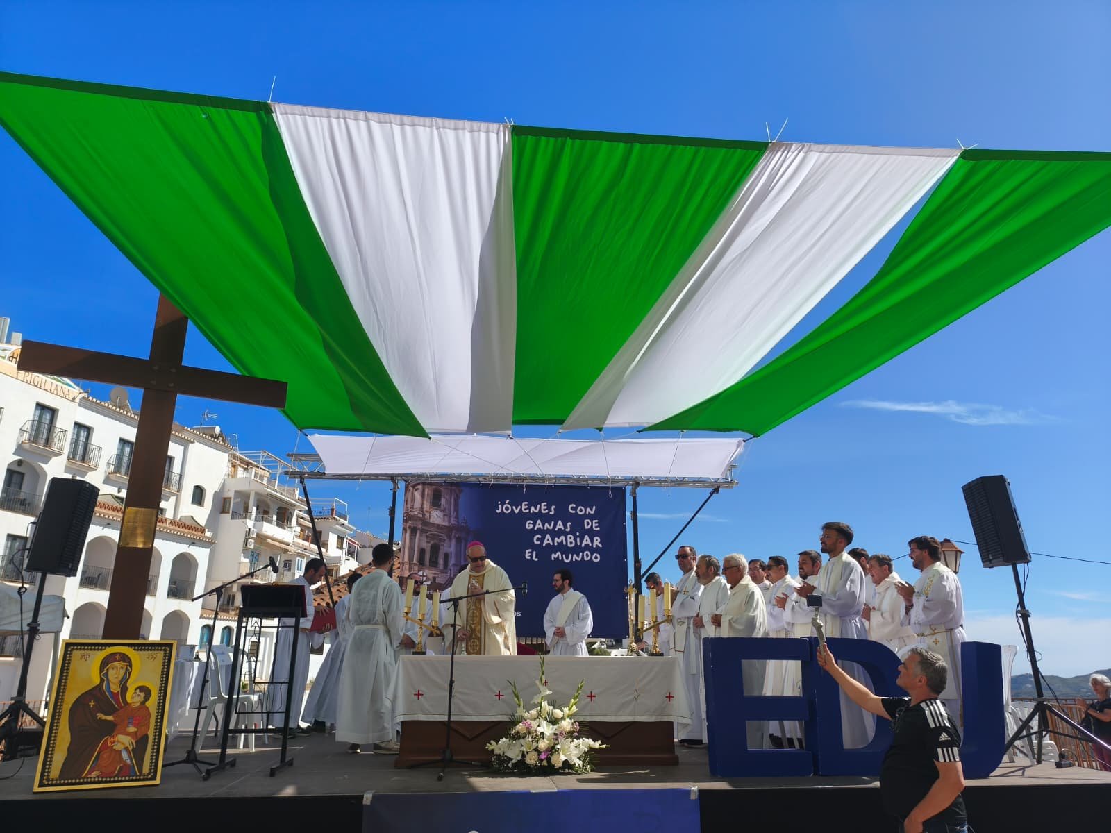 Cerca de 500 jóvenes toman las calles de Frigiliana para celebrar la Pascua