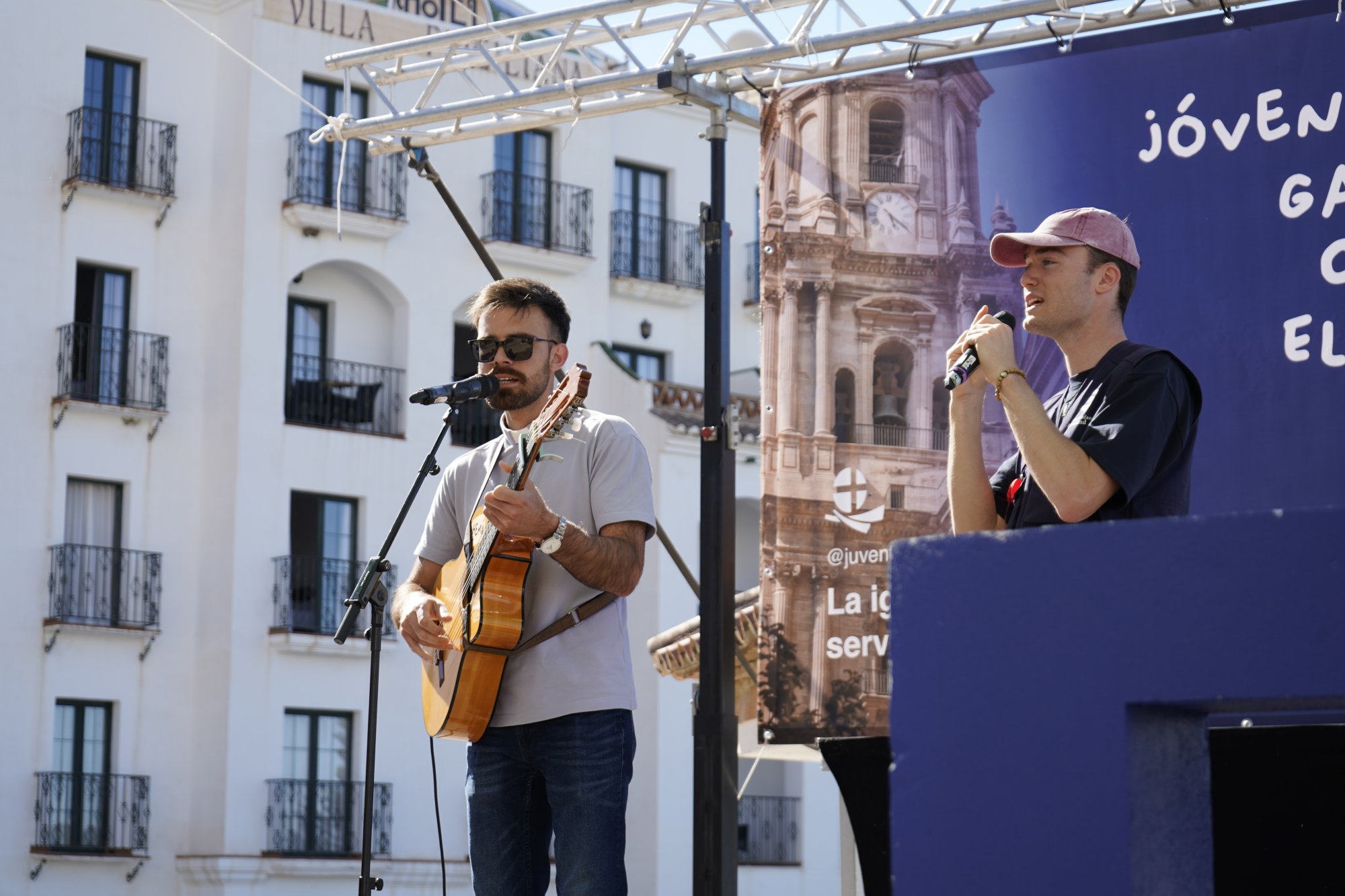 Cerca de 500 jóvenes toman las calles de Frigiliana para celebrar la Pascua