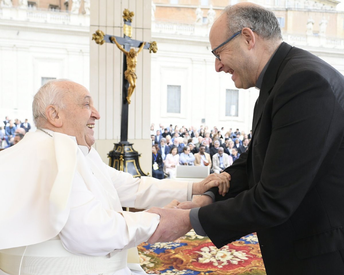 Mons. Satue se dirige al papa Francisco