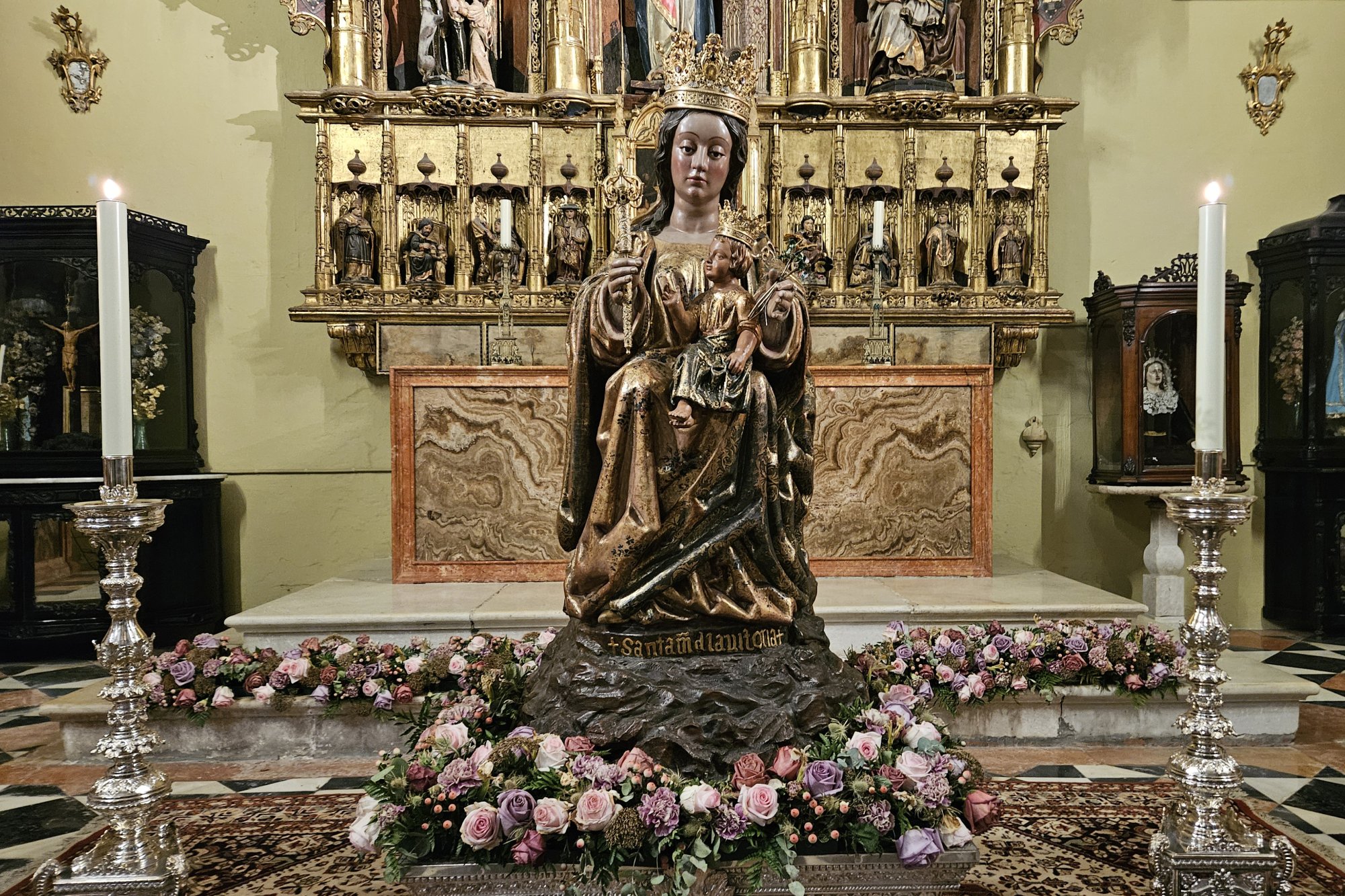 Mayo: con flores a María que madre nuestra es