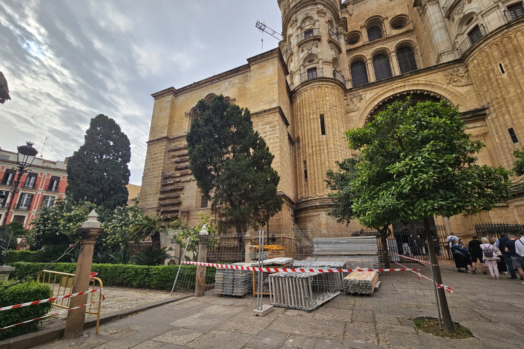 La Catedral de Málaga inicia la instalación de andamios para la construcción del tejado de la sacristía