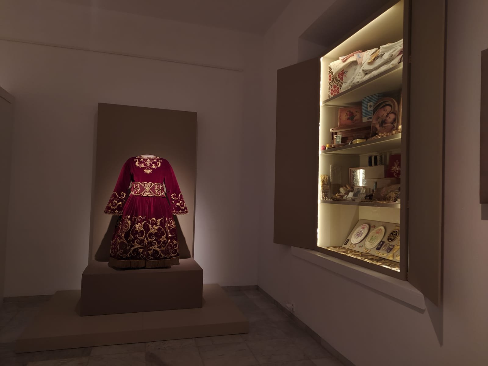 Exposición con motivo del centenario en Mákaga de las Hermanas Trinitarias