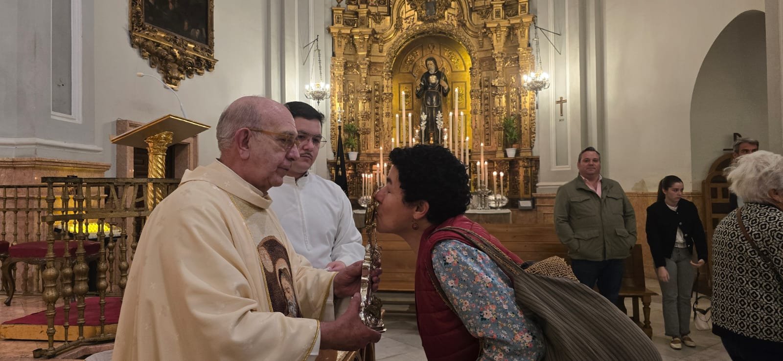 Veneración de la reliquia de san Francisco de Paula en el Santuario de la Victoria