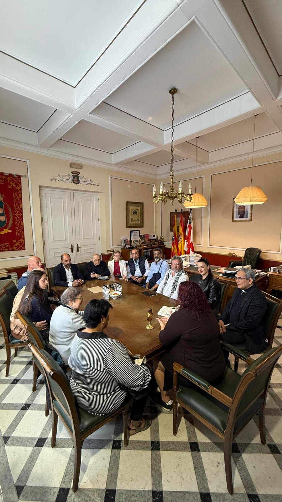 Encuentro de miembros de Pastoral Gitana con el alcalde de Barbastro