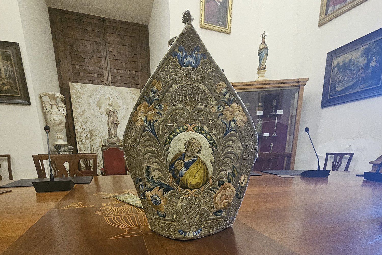 Las lágrimas de San Pedro en una preciosa mitra dieciochesca recamada en plata y bordada en seda