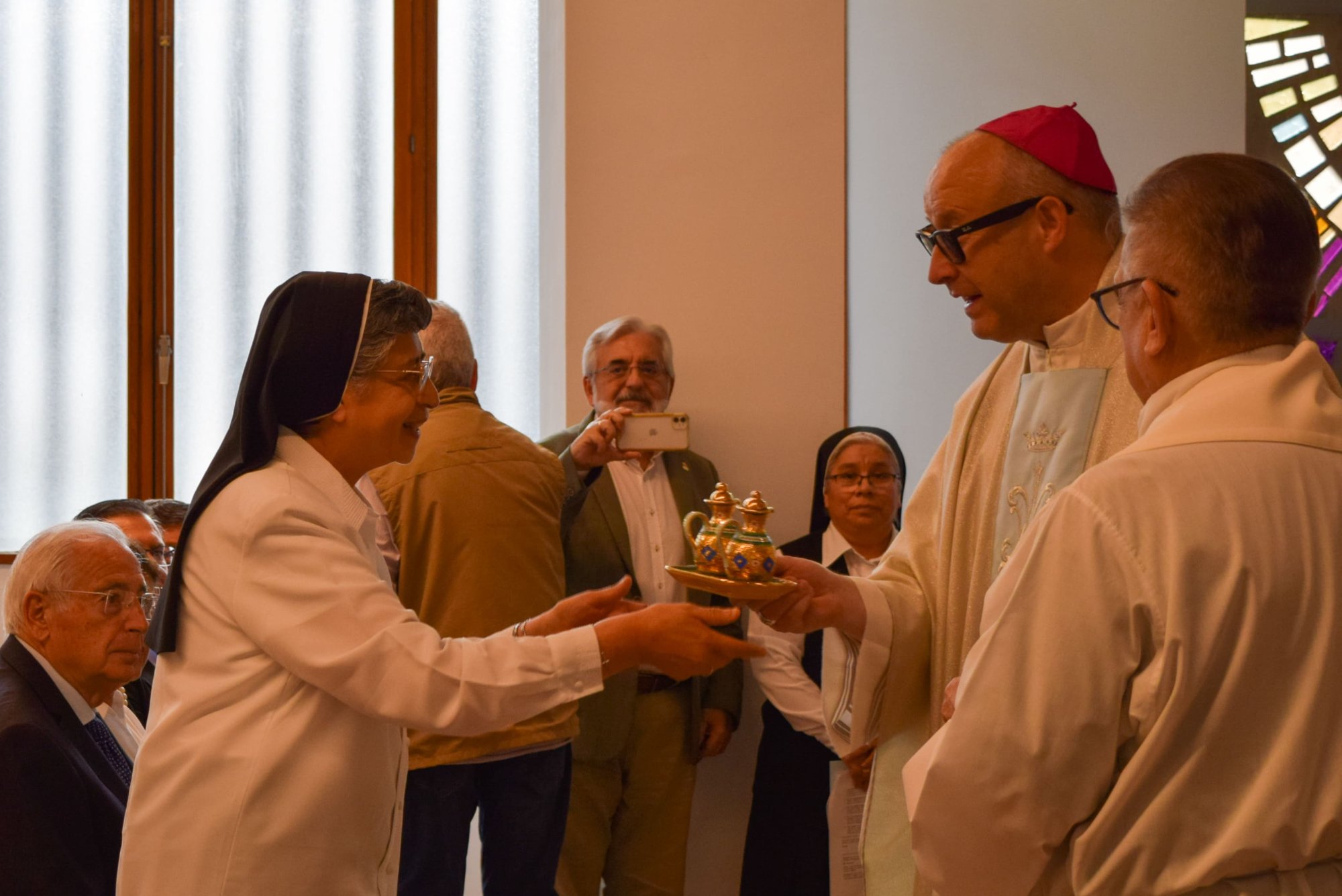 Visita del obispo D. José Antonio Satué a la Divina Infantita