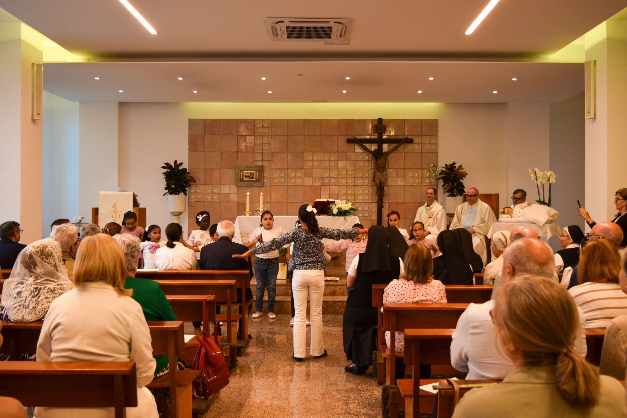 Visita del obispo D. José Antonio Satué a la Divina Infantita