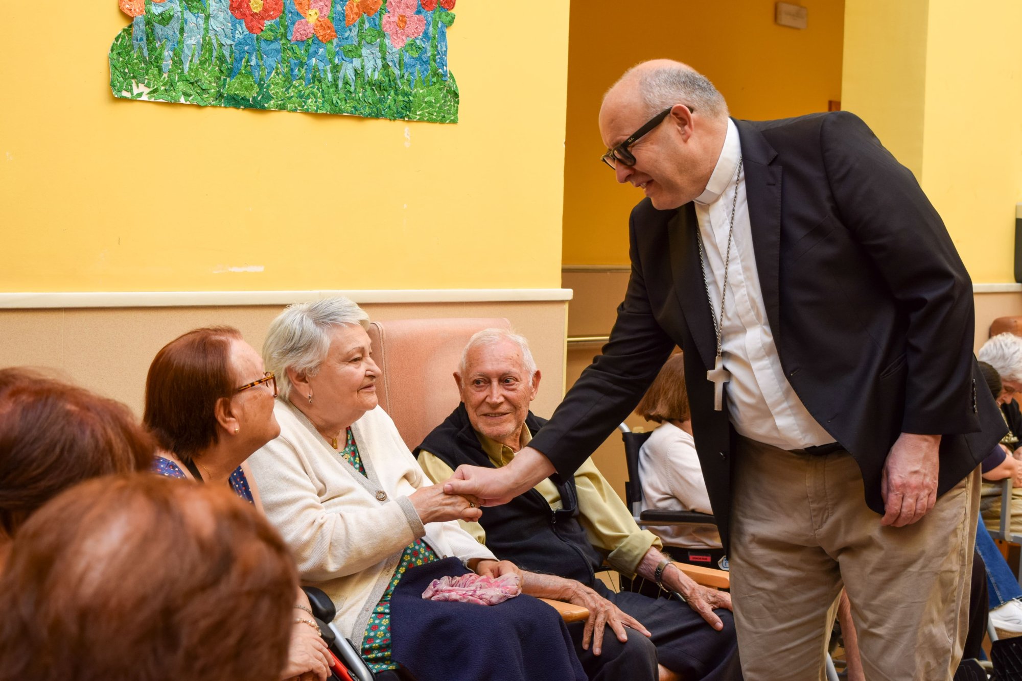 Mons. Satué visita la Gota de Leche