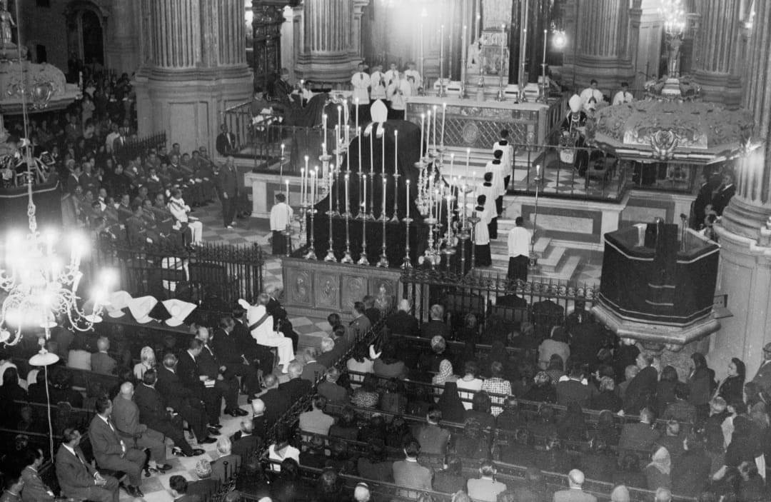 El catafalco en las exequias del Papa Juan XXIII celebradas en la Catedral de Málaga