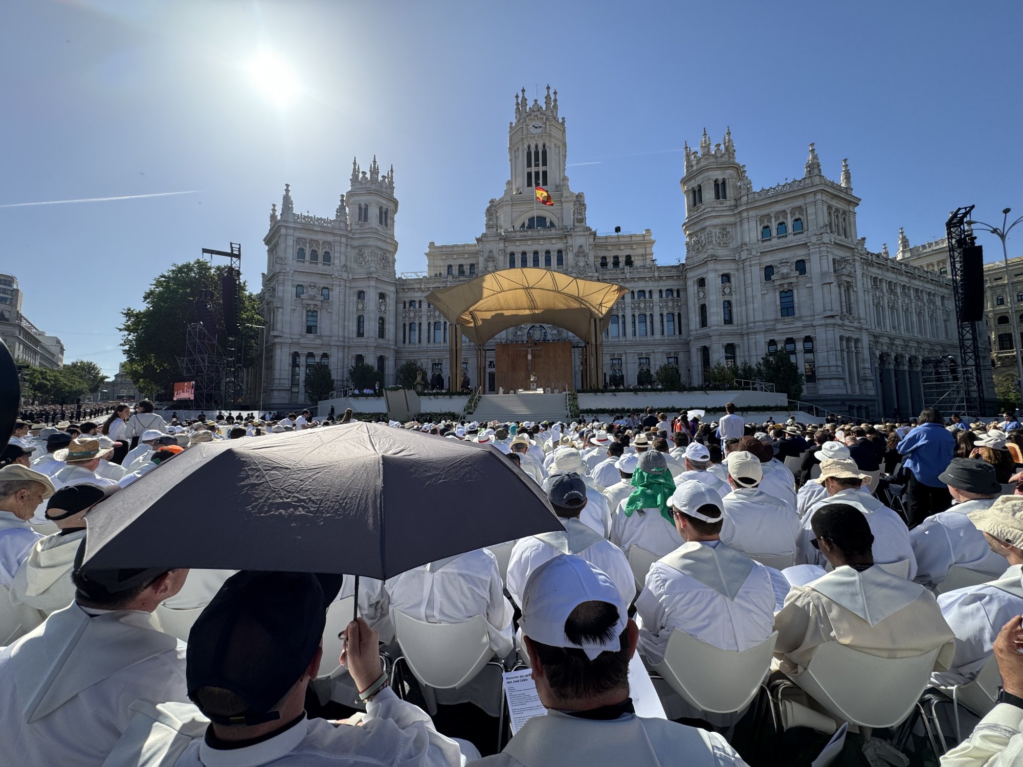 Altar principal en la plaza de Cibeles