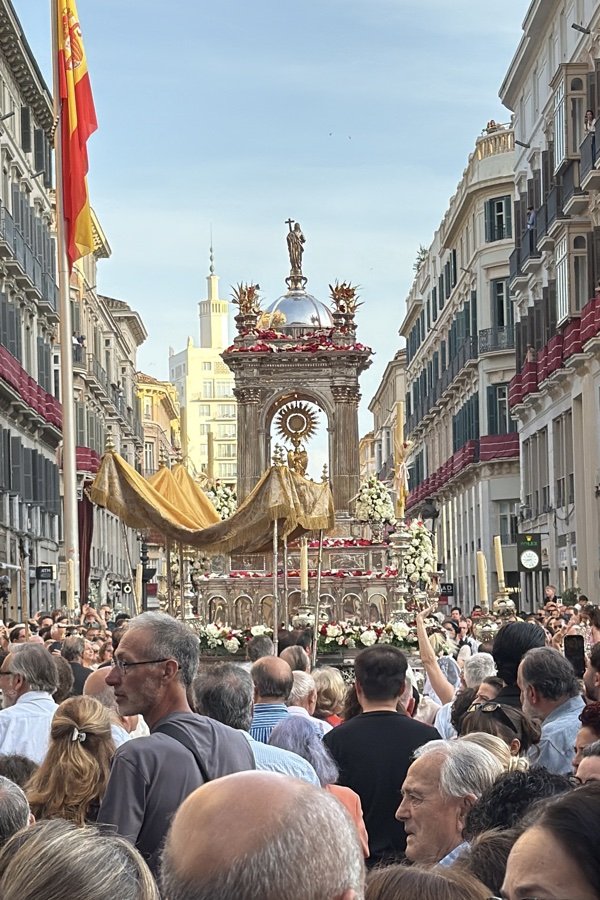Jesús Eucaristía sale al encuentro de su pueblo en las calles de Málaga