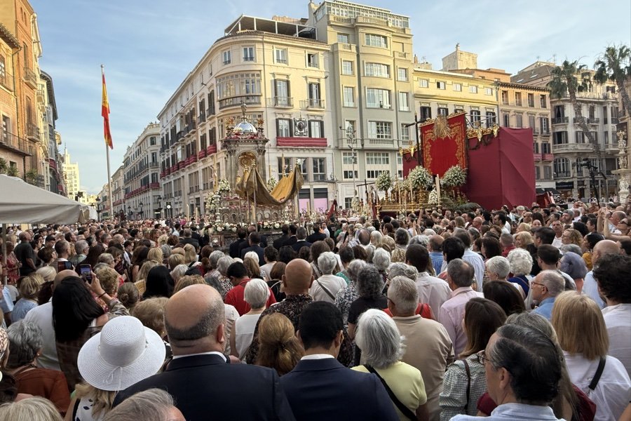 Jesús Eucaristía sale al encuentro de su pueblo en las calles de Málaga