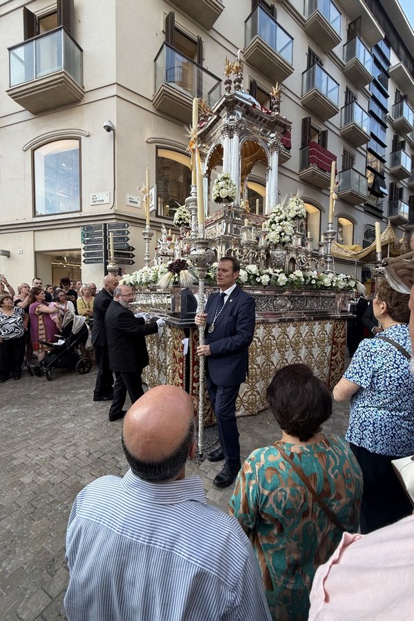 Jesús Eucaristía sale al encuentro de su pueblo en las calles de Málaga