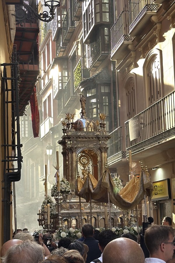 Jesús Eucaristía sale al encuentro de su pueblo en las calles de Málaga