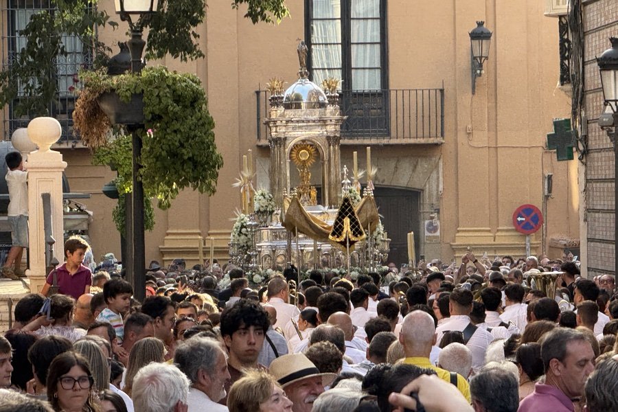 Jesús Eucaristía sale al encuentro de su pueblo en las calles de Málaga