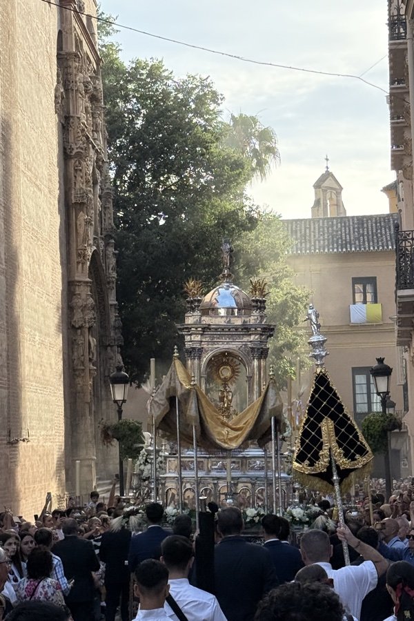 Jesús Eucaristía sale al encuentro de su pueblo en las calles de Málaga