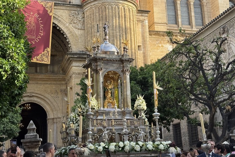 Jesús Eucaristía sale al encuentro de su pueblo en las calles de Málaga
