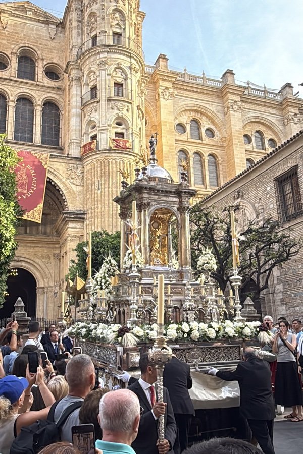 Jesús Eucaristía sale al encuentro de su pueblo en las calles de Málaga