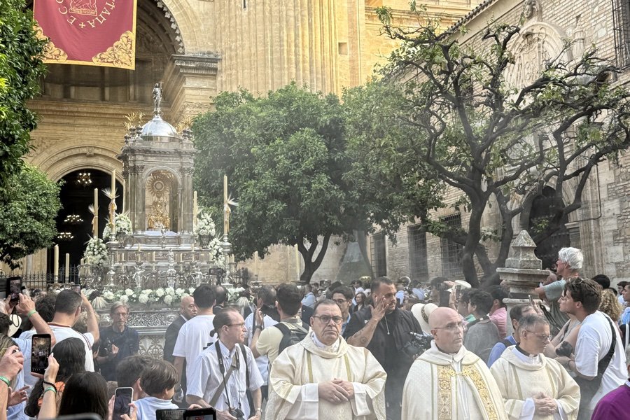 Jesús Eucaristía sale al encuentro de su pueblo en las calles de Málaga